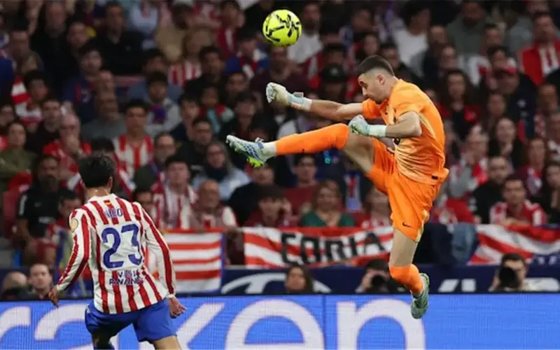 بطاقة حمراء مباشرة للاعب أتلتيكو مدريد أمام برشلونة في الدوري الإسباني